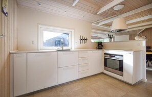 Réfrigérateur, four, lave-vaisselle, cafetière/bouilloire