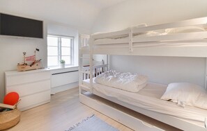 4 bedrooms, travel crib, free WiFi
