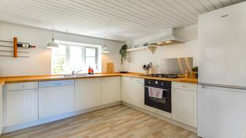 Kylskåp, spishäll, diskmaskin och kaffe- och tebryggare