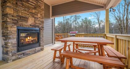 "Rainier" ELEVATOR, Wi-Fi, Private Hot Tub, Firepit, Sound System & Pool Table