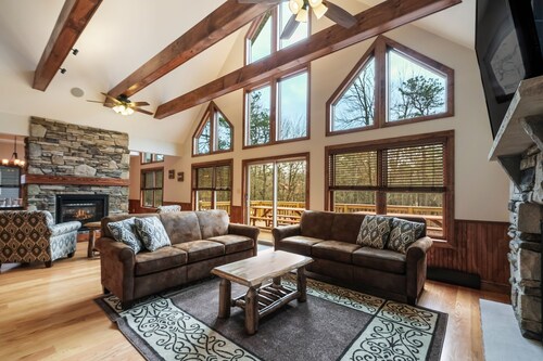 Rainier by PMR, 8BR, Elevator, Outdoor Fireplace, Double Kitchen, Sleeps 26