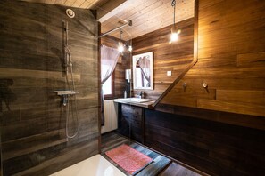 Regadera, amenidades de baño ecológicas, secadora de cabello, toallas