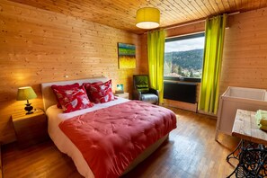 4 bedrooms, desk, soundproofing, iron/ironing board