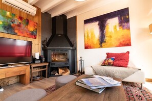 Smart TV, fireplace, table football, ping pong