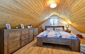 2 bedrooms, travel crib, free WiFi, bed sheets