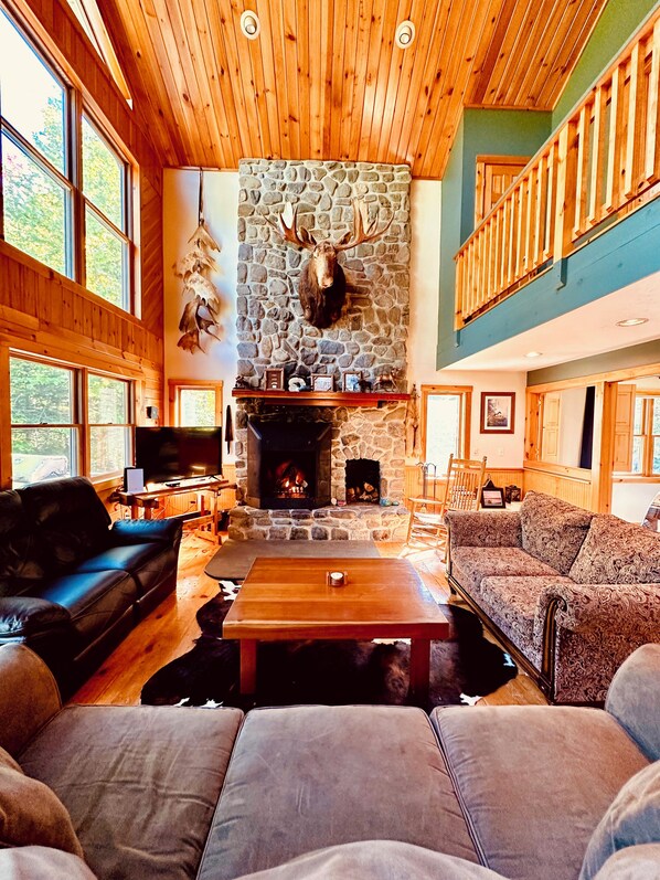 Smart-TV, Kamin, Bücher