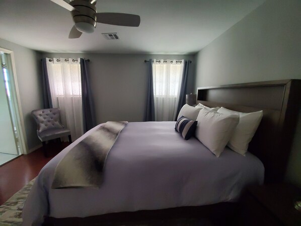 5 bedrooms, desk, iron/ironing board, free WiFi - CHISHOLM CREEK BY TOP GOLF (Oklahoma City)