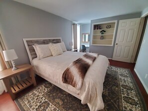 5 bedrooms, desk, iron/ironing board, free WiFi