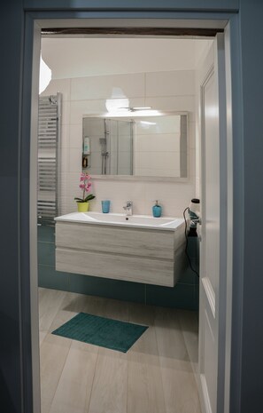 Shower, hair dryer, bathrobes, bidet - AT VERDI LUXURY APARTMENT-CENTRALISSIMO-M100 FROM THE SEA (Salerno)