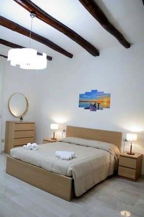 2 chambres, bureau, chambres insonorisées, fer et planche à repasser