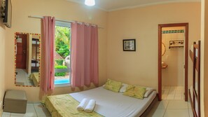 Chambre quadruple Standard | Fer et planche à repasser, accès au Wi-Fi (inclus), literie fournie