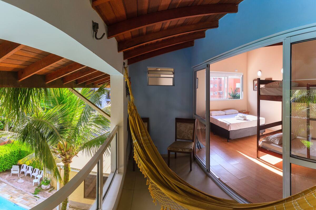 Chambre (6 beds - master) | Fer et planche à repasser, Wi-Fi gratuit, draps fournis