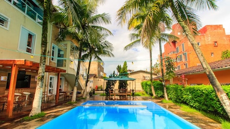Una piscina al aire libre. Guarujá Hostel