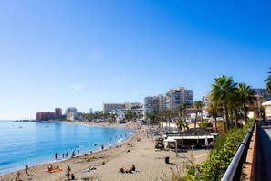 Accommodatie ligt op het strand, ligstoelen