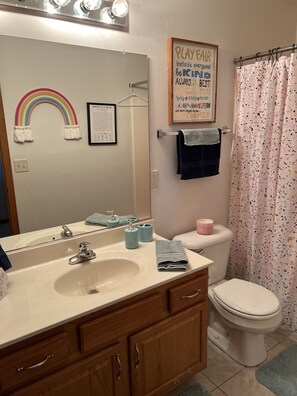 Haartrockner, Handtücher, Toilettenpapier