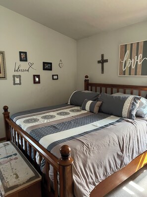 3 bedrooms, iron/ironing board, WiFi, bed sheets