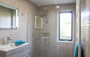 Bathtub - Stunning home in Breskens with kitchen (Breskens)