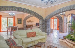 TV, caminetto, tavolo da calcetto