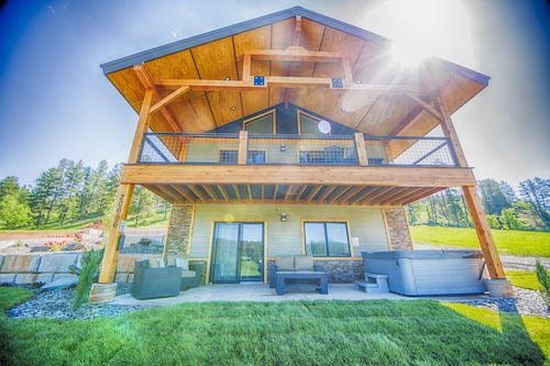 Crystal clear Mountain View’s with a farmhouse chic vibe.