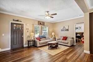 Een televisie, een open haard, een dvd-speler en boeken