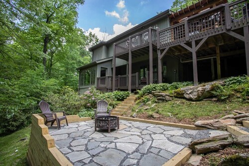 Large Mountain Retreat Near Downtown