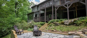 Large Mountain Retreat Near Downtown