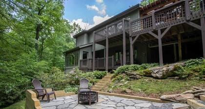 Large Mountain Retreat Near Downtown