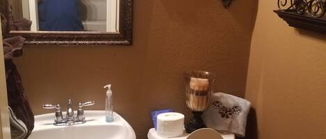 Een bad/douchecombinatie, een haardroger, handdoeken