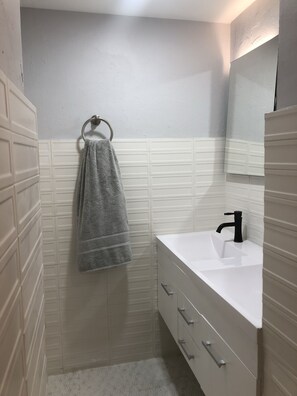 Dusche, Haartrockner, Handtücher, Seife