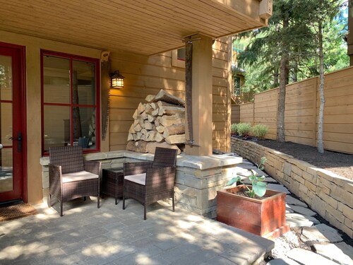 West Ketchum Townhouse Short Walk to Downtown Ketchum and Lifts-Hot Tub