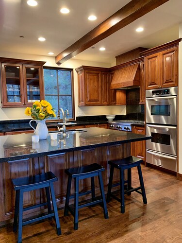 West Ketchum Townhouse Short Walk to Downtown Ketchum and Lifts-Hot Tub