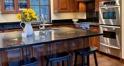 West Ketchum Townhouse Short Walk to Downtown Ketchum and Lifts-Hot Tub