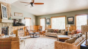 TV connectée, cheminée, table de tennis de table