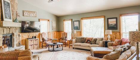 Smart TV, chimenea y tenis de mesa