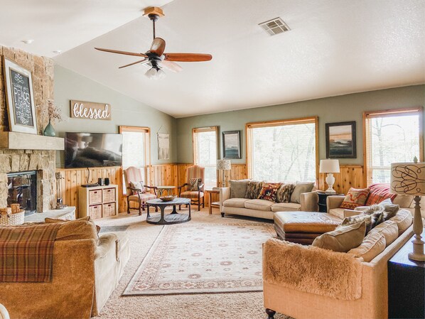 Smart TV, lareira, mesa de pingue-pongue