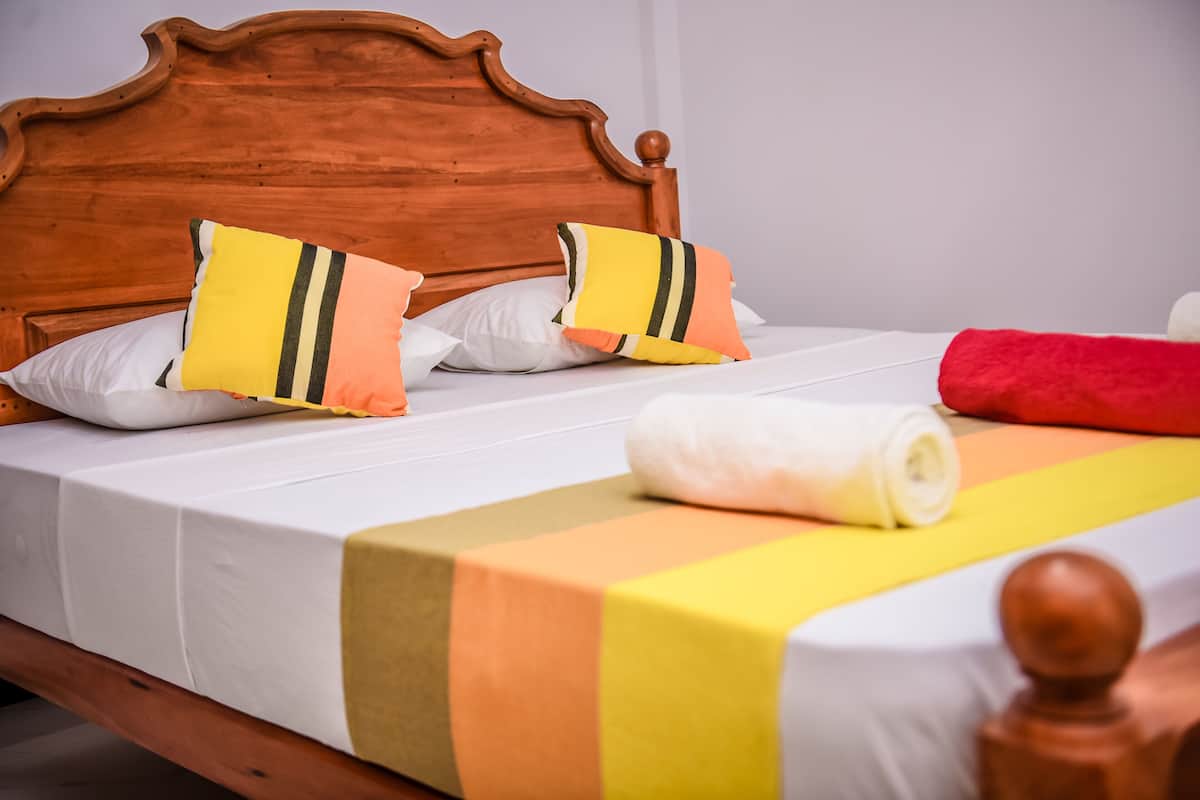 Deluxe Double or Twin Room, Garden View, Ground Floor | Meja, kalis bunyi, seterika/papan seterika, Wi-fi percuma