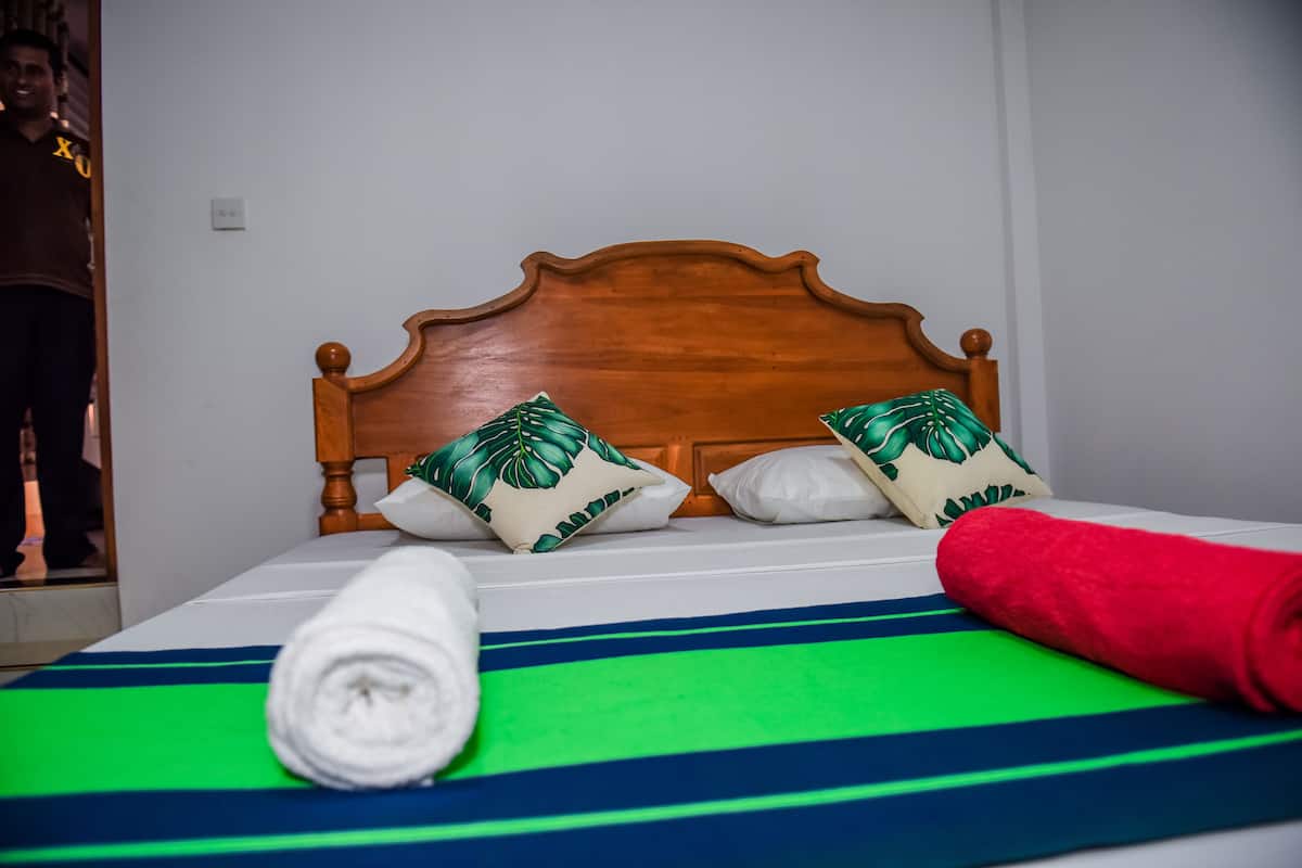 Deluxe Double Room, 1 Queen Bed | Desk, soundproofing, iron/ironing board (on request), free WiFi