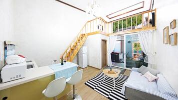 Duplex, Jetted Tub | Private kitchenette | Full-size fridge, microwave, stovetop, electric kettle