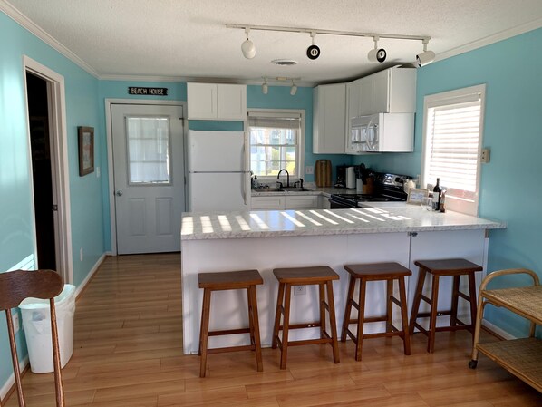 Kjøleskap, mikrobølgeovn, ovn og kokeplater