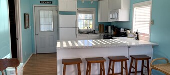 “The Fishbowl” - The Perfect Surf City Intimate Beach Cottage!