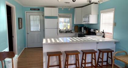 “The Fishbowl” - The Perfect Surf City Intimate Beach Cottage!