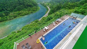Hồ bơi ngoài trời phục vụ theo mùa 