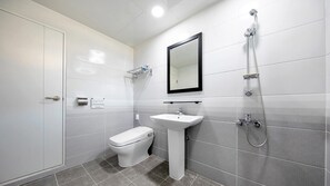 Shower, hair dryer, towels, soap - My Chu Kids Pool Villa Pension (Gapyeong)