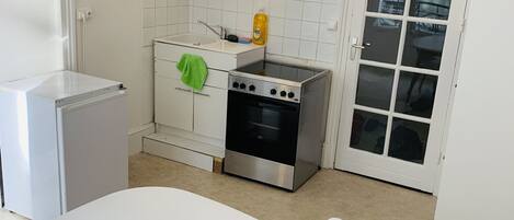 Réfrigérateur, micro-ondes, four, plaque de cuisson