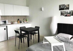 Appartement, balcon (2) | Cuisinette privée | Réfrigérateur, surface de cuisson, bouilloire électrique
