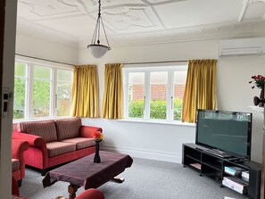 Smart-TV, peis og bøker