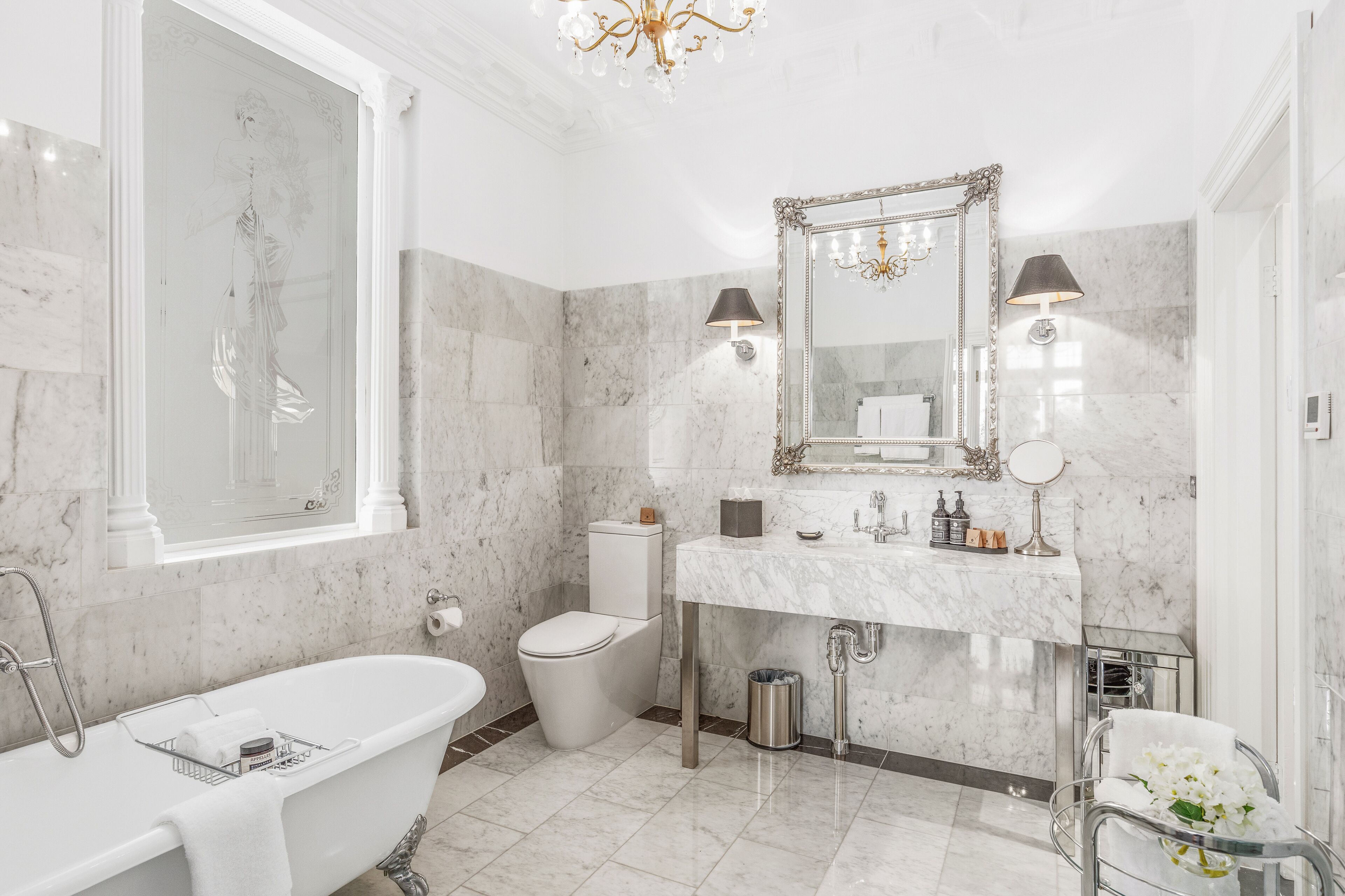 Walker Suite | Salle de bain | Baignoire et douche séparées, peignoirs, pantoufles, serviettes fournies