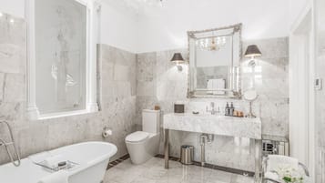 Walker Suite | Salle de bain | Baignoire et douche séparées, peignoirs, pantoufles, serviettes fournies