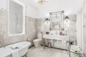 Walker Suite | Bathroom