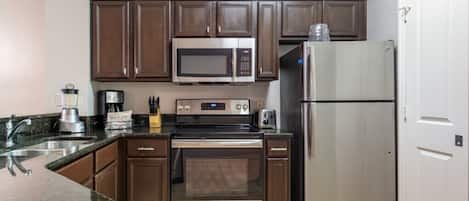 Refrigerador, microondas, horno y parrilla de estufa
